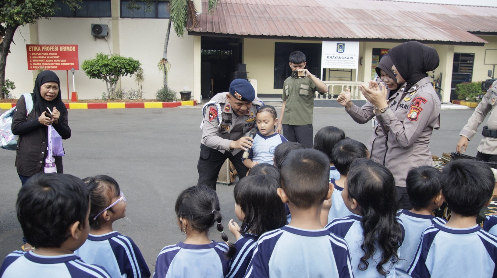 Brimob Polda Metro Jaya Sambut Siswa PAUD, Kenalkan Polisi sebagai Sahabat Anak