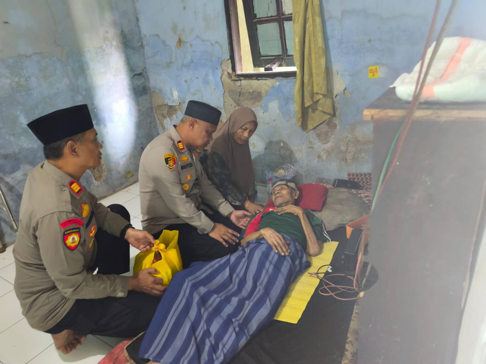 Jaga Jakarta On The Spot, Kapolsek Bekasi Barat Kunjungi Warga Sakit dan Lansia di Jakasampurna