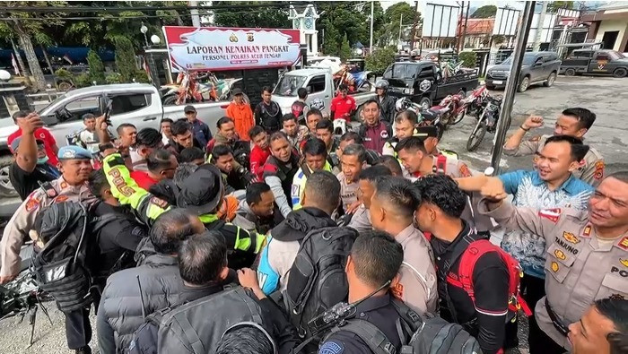 Kapolres Aceh Tengah Terobos Medan Ekstrem, Kembali Salurkan Bantuan ke Kampung Terisolir di Kecamatan Bintang