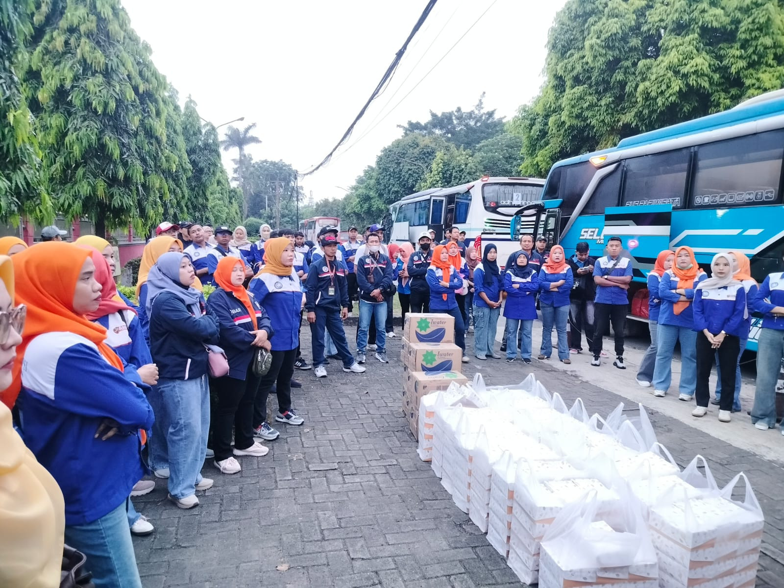 Kawal May Day, Polsek Medansatria Pastikan Keberangkatan Ratusan Buruh PT Arnorts ke Monas Kondusif