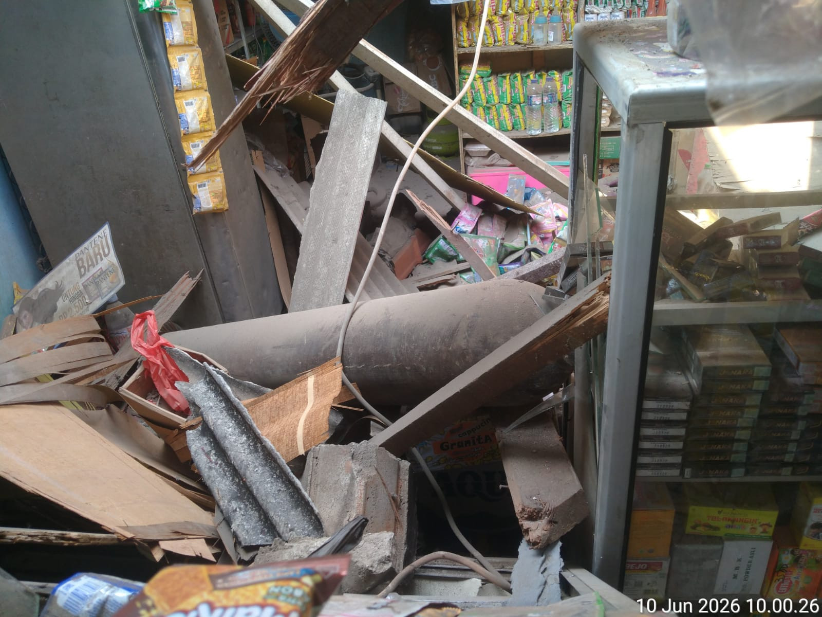 Tabung Oksigen Terpental Saat Pengisian, Hantam Rumah dan Warung Warga di Cilincing