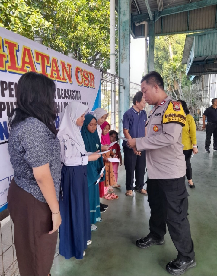 Sinergitas TNI dan POLRI Hadir Dalam Penyerahan Beasiswa di Kawasan Rawa Pasung, Kelurahan Kotabaru
