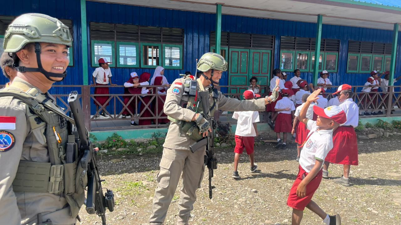 Satgas Ops Damai Cartenz Gelar Patroli Dialogis dan Sambang ke SDN Bale, Perkuat Kedekatan Humanis dengan Masyarakat