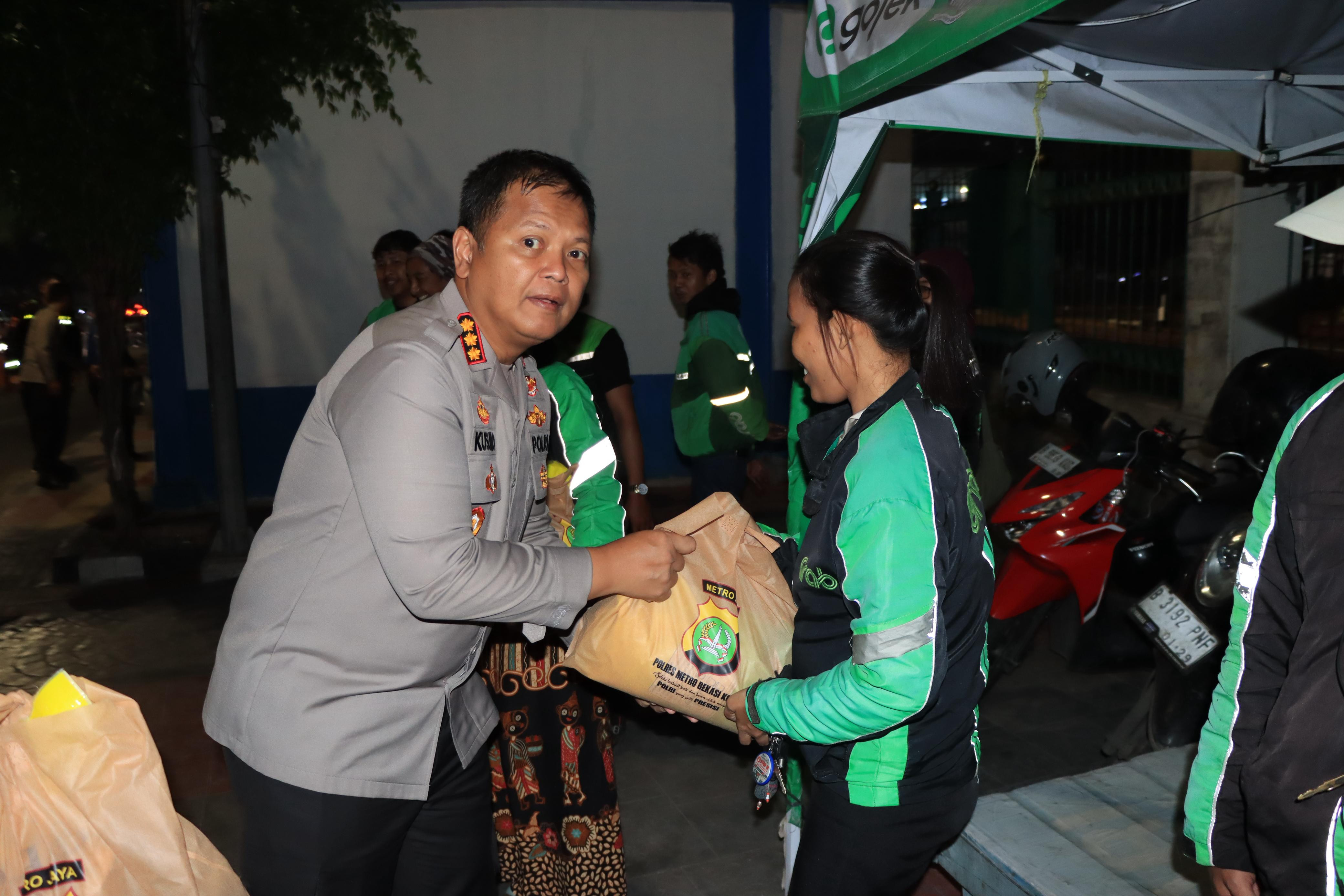 Jaga Jakarta On The Spot Kapolres Metro Bekasi Kota, Sambangi Komunitas Ojol di Kawasan Ikonik Bulan-Bulan