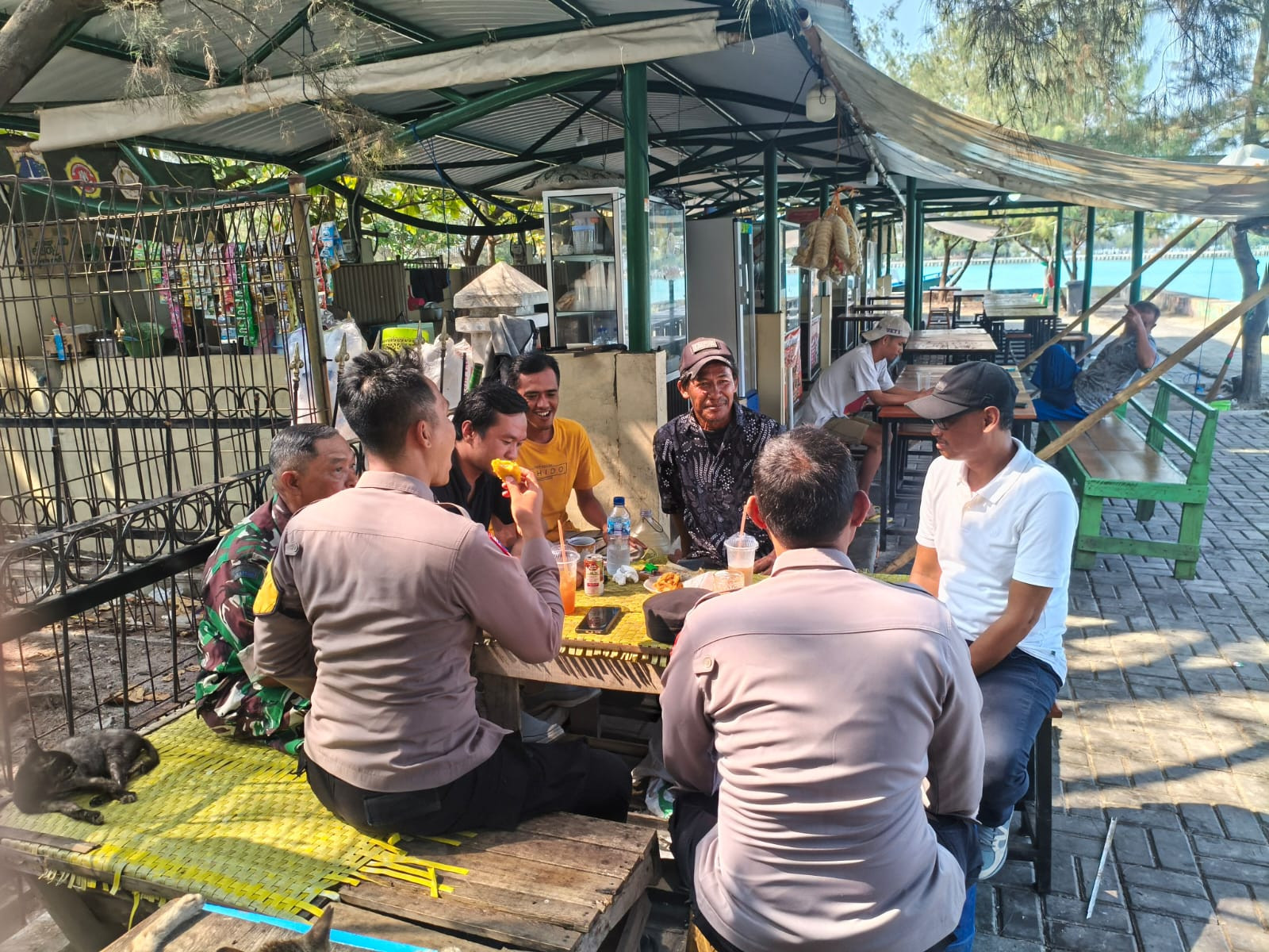 Jaga Jakarta di Pulau Kelapa, Bhabinkamtibmas Sosialisasikan Layanan Polisi 110 Gratis 24 Jam