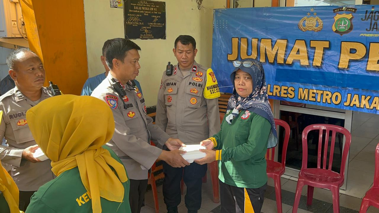 Polsek Koja Bagikan 300 Paket Makanan Bergizi untuk Warga di Kawasan Slum Area