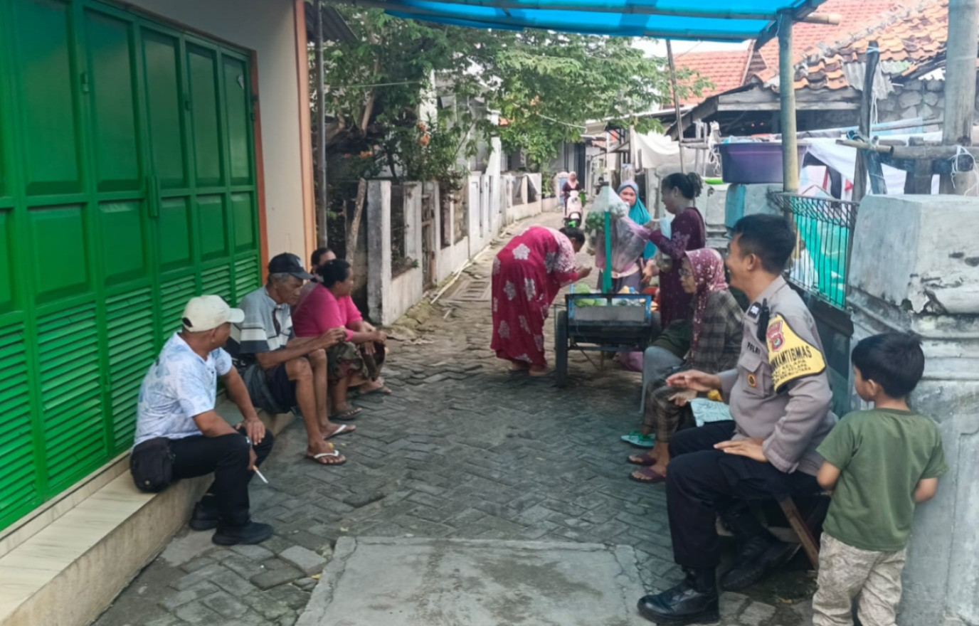 Bhabinkamtibmas Pulau Kelapa Sambang Warga, Ajak Jaga Kamtibmas dan Sosialisasikan Layanan 110