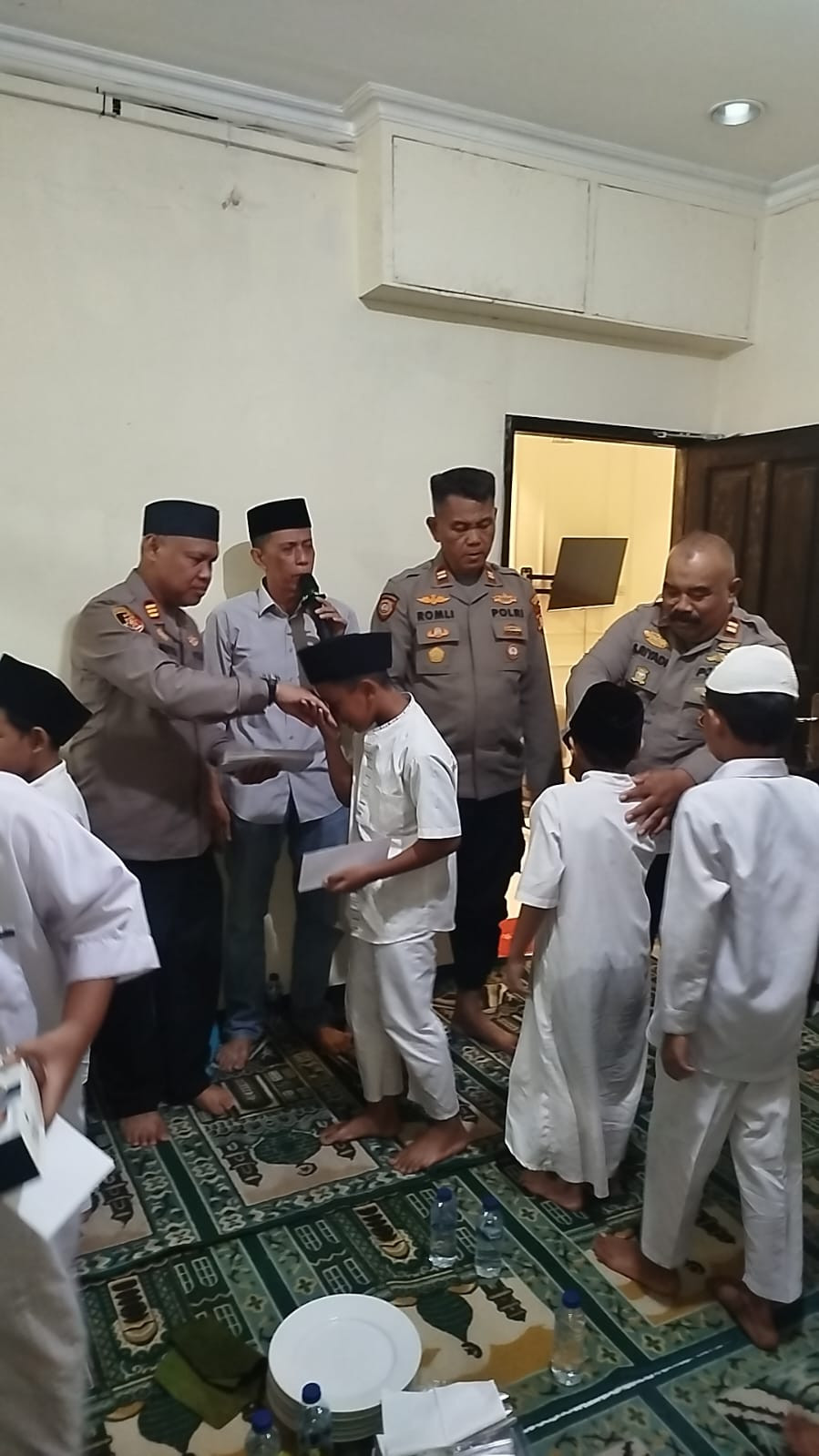 Kapolsek Pondok Gede Santuni 40 Anak Yatim Yayasan Rindang Indonesia
