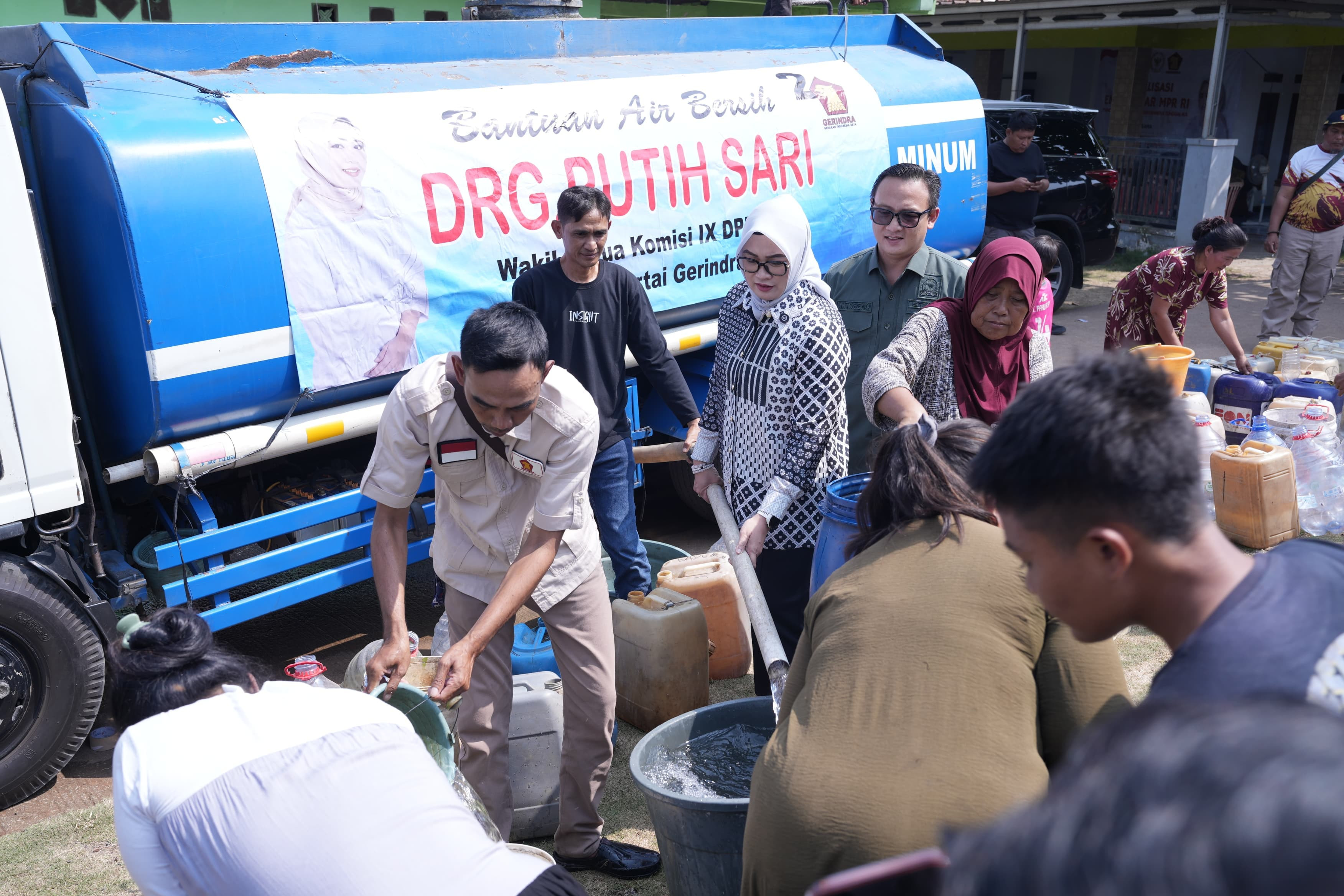 Legislator Partai GerindraSalurkan Bantuan Air Bersih untuk Warga Terdampak Kekeringan di Kabupaten Bekasi