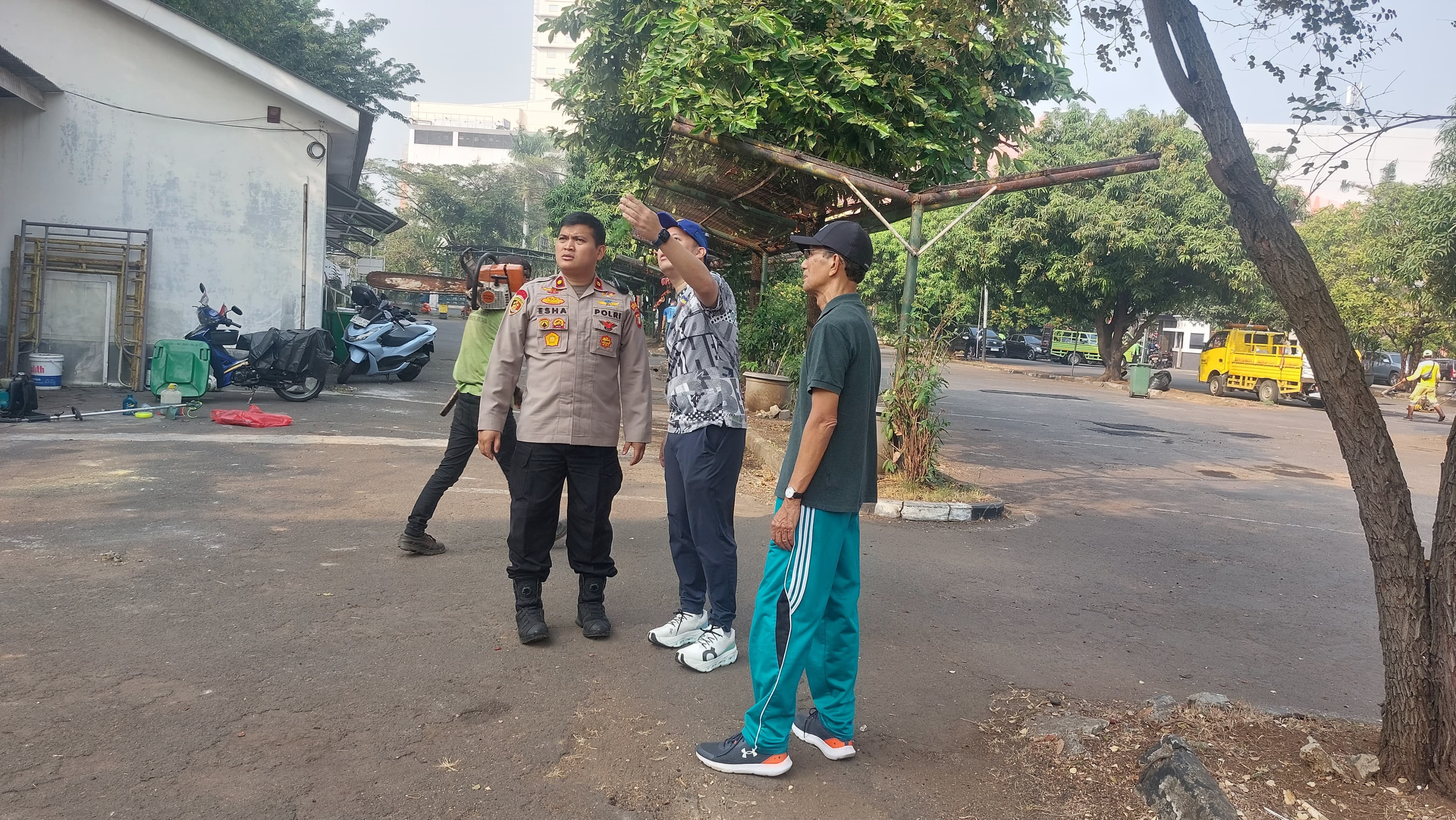 Sambut HUT RI ke-81, Sinergi TNI-Polri dan Masyarakat Warnai Kerja Bakti di Masjid Al Musyawarah Kelapa Gading