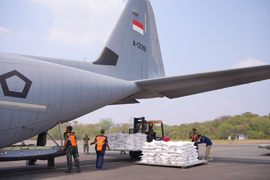 Hari Ketujuh OMC, TNI Kirim 17,4 Ton Bahan Semai ke Palembang dan Banjarmasin