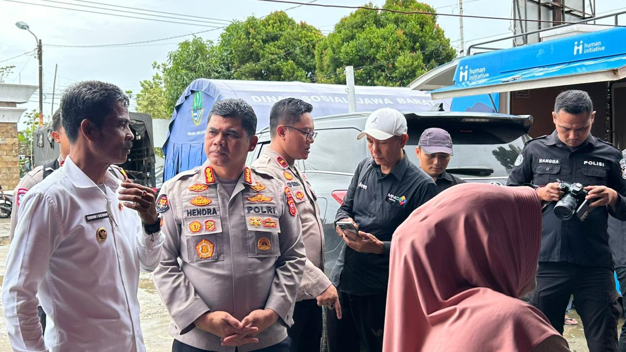 Kabid Humas Polda Jabar Tinjau Posko Kesehatan Biddokkes di Lokasi Banjir Karangligar