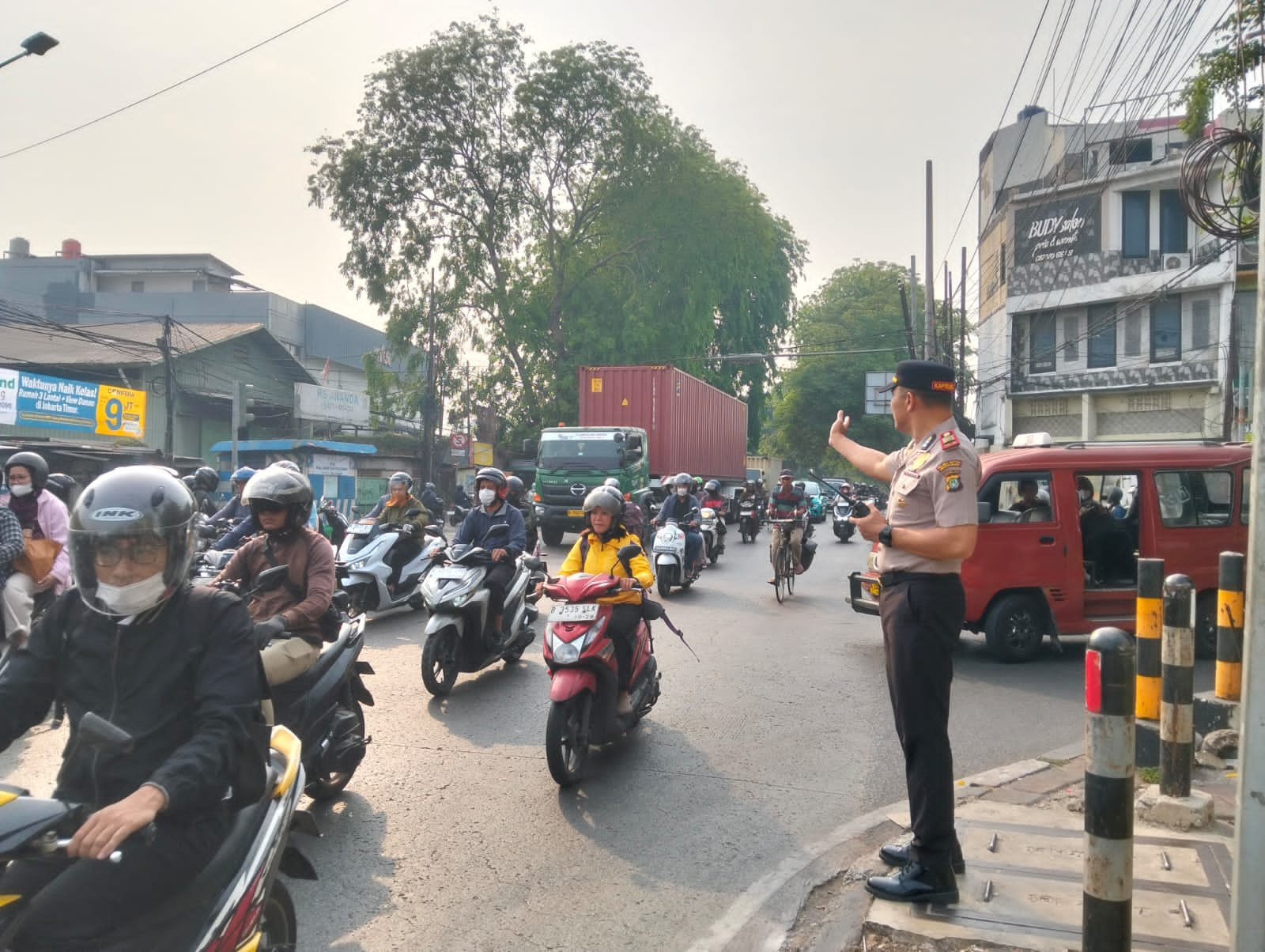 Kapolsek Bekasi Barat Pimpin Pengaturan Lalu Lintas Pagi, Pastikan Aktivitas Pengguna Jalan Lancar