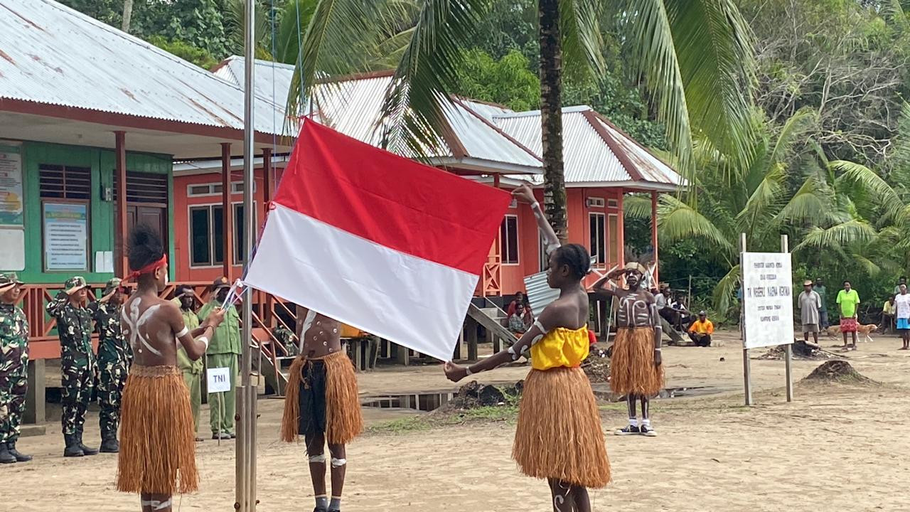 Antusiasme Tinggi Warnai Upacara Hardiknas di SD Naena Kekwa Bersama Satgas TMMD Kodim 1710/Mimika