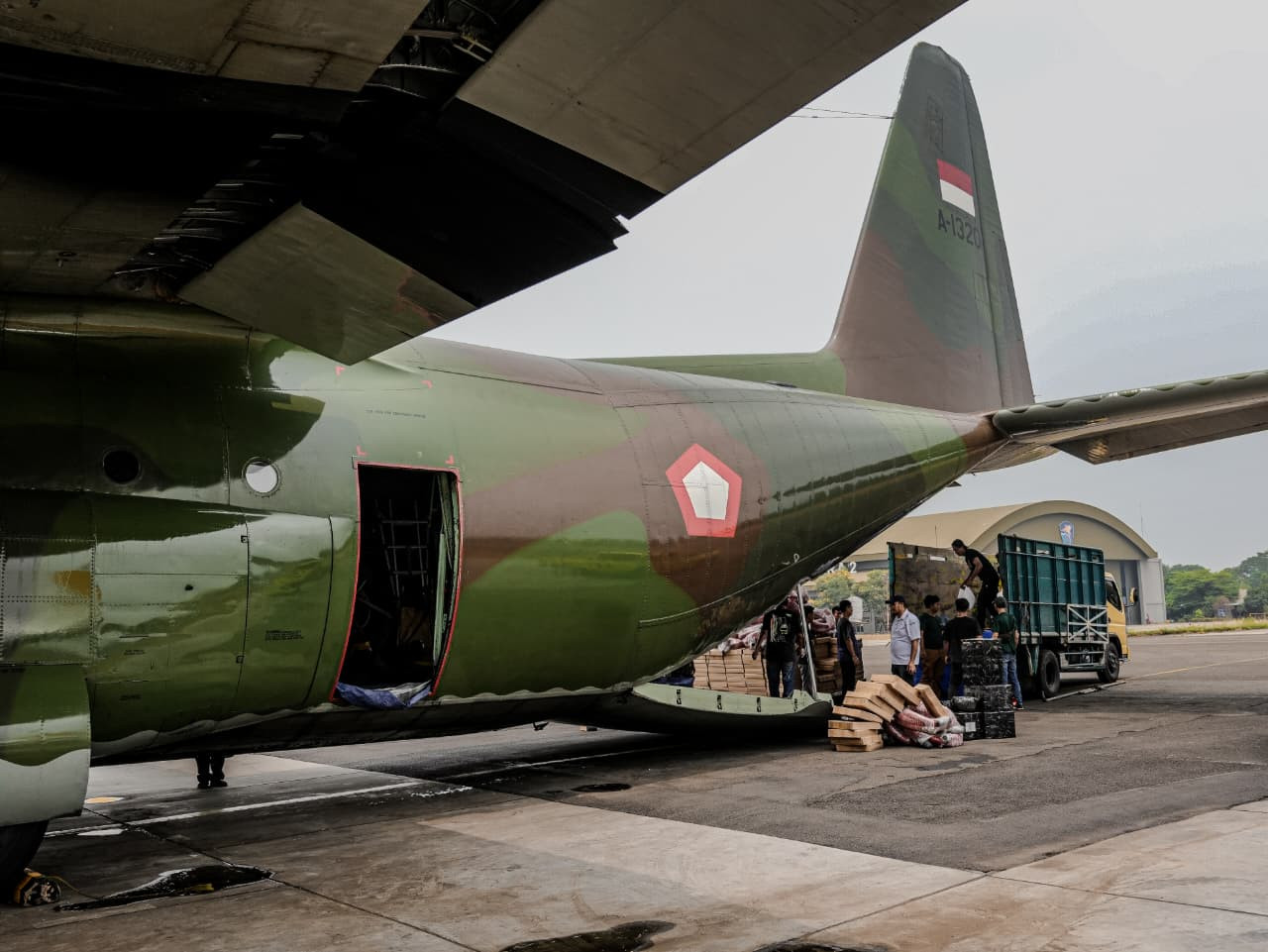 Percepat Penanganan Karhutla, TNI Kirim 23 Ton Garam Semai ke Palembang dan Banjarmasin