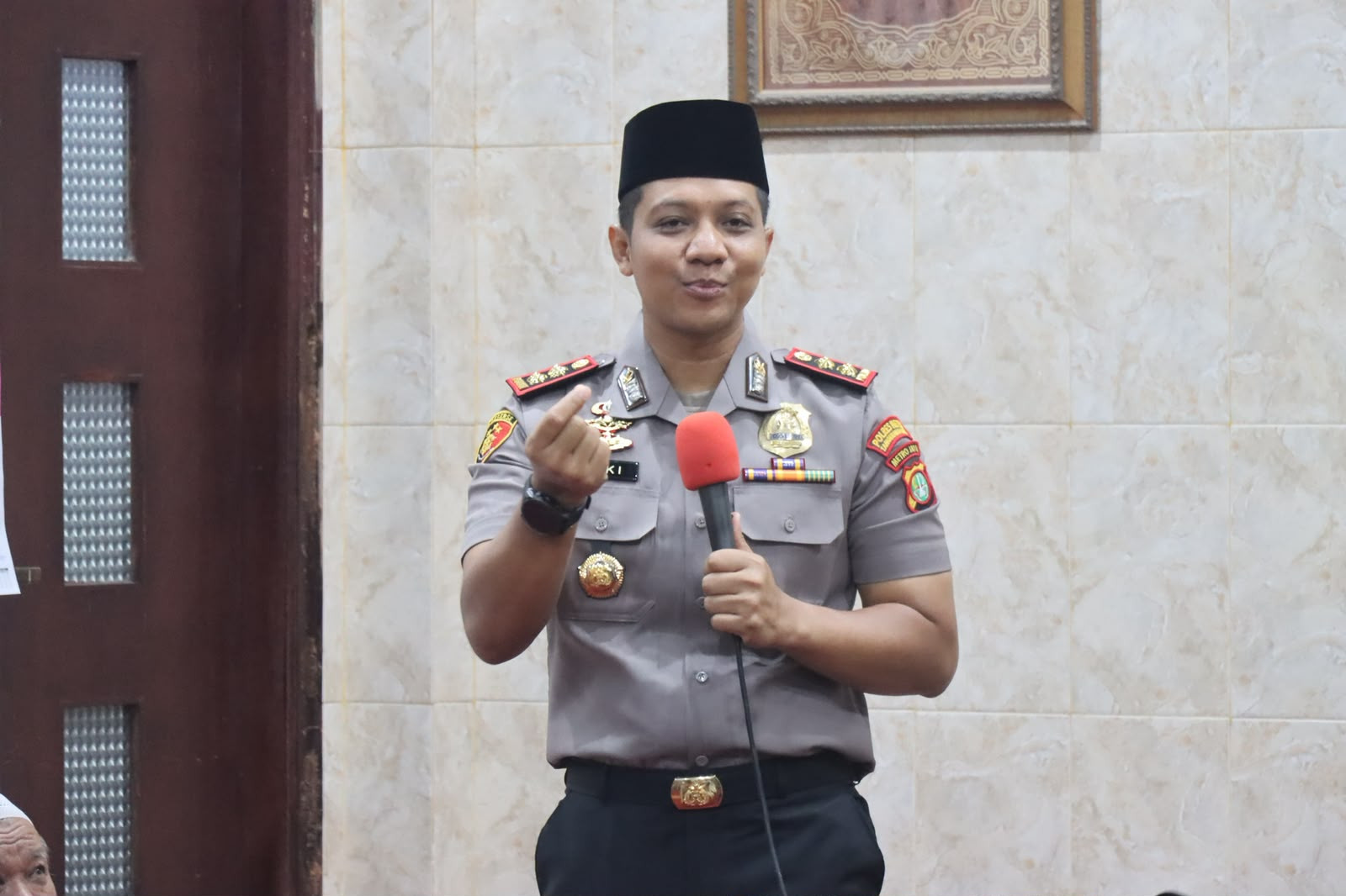 Waka Polres Metro Tangerang Kota Sholat Subuh Keliling di Batuceper, Ajak Warga Cegah Narkoba dan Tawuran