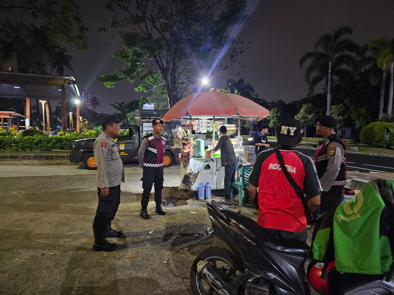 Layanan Polisi 110 Disosialisasikan Saat Patroli Malam Polsek Kepulauan Seribu Selatan