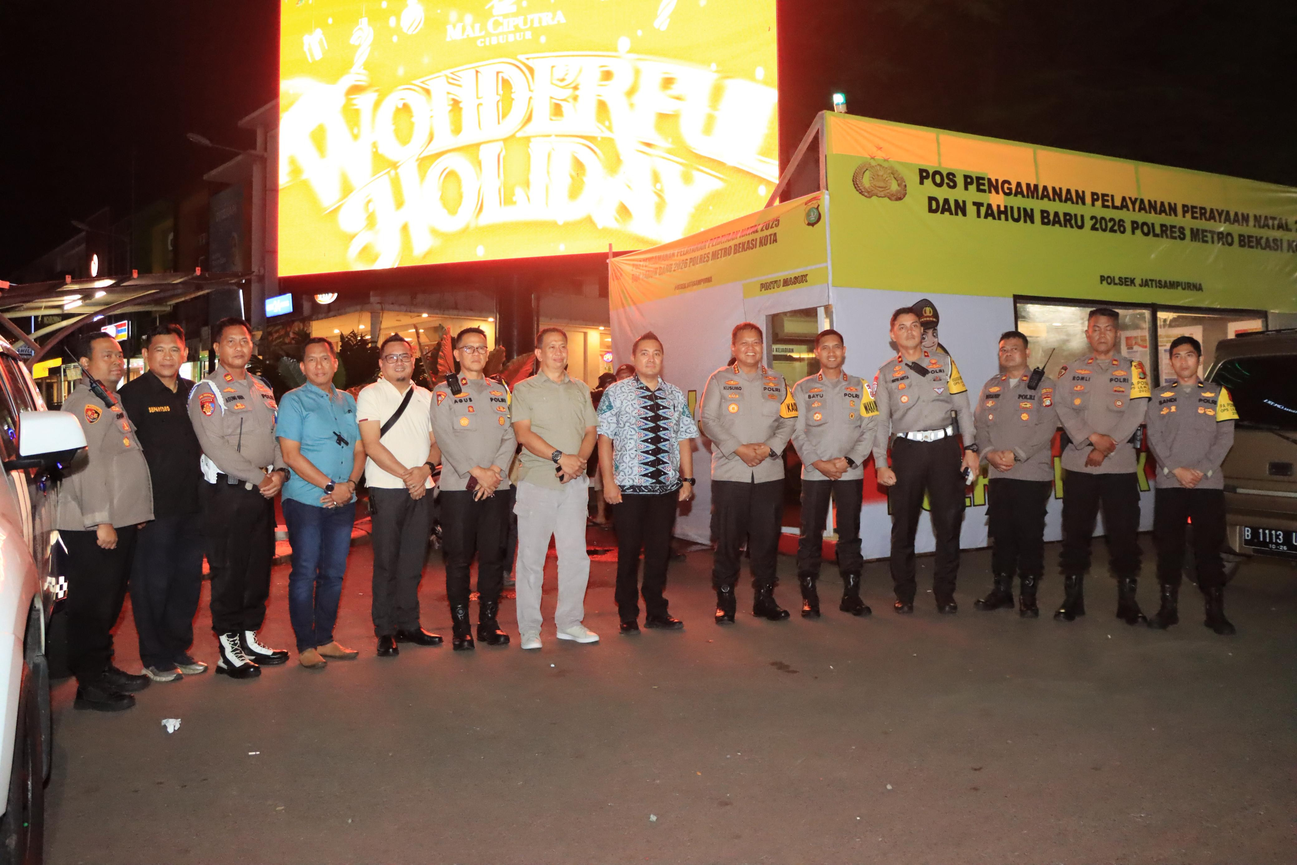 Pastikan Keamanan Kawasan Perbatasan, Kapolres dan Wakapolres Metro Bekasi Kota Cek Pospam Mall Ciputra Cibubur Nataru