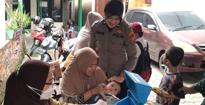 Polwan Polres Metro Jakarta Utara Gelar Program "Jaga Jakarta - Jaga Warga": Dampingi Posyandu Anak di Semper Timur