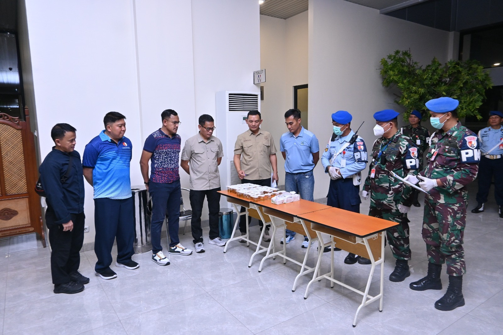 Cegah Penyalahgunaan Narkoba dan LGBT, Lanud Sultan Hasanuddin Gelar Apel Malam dan Tes Urine Prajurit Bujangan