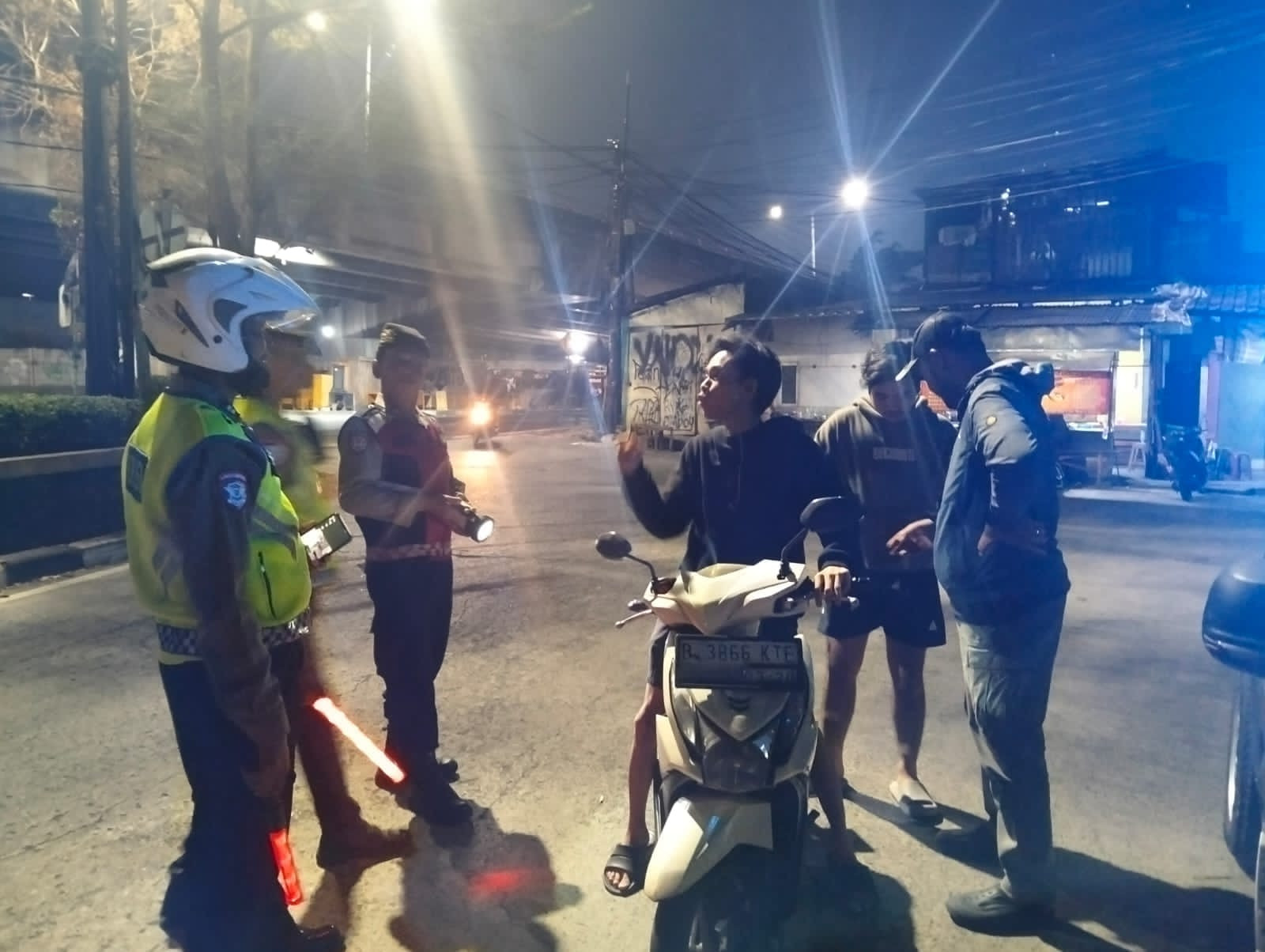 Jaga Jakarta On The Spot, Kapolsek Bekasi Barat Pimpin KRYD dan Razia Stasioner Cegah Tawuran
