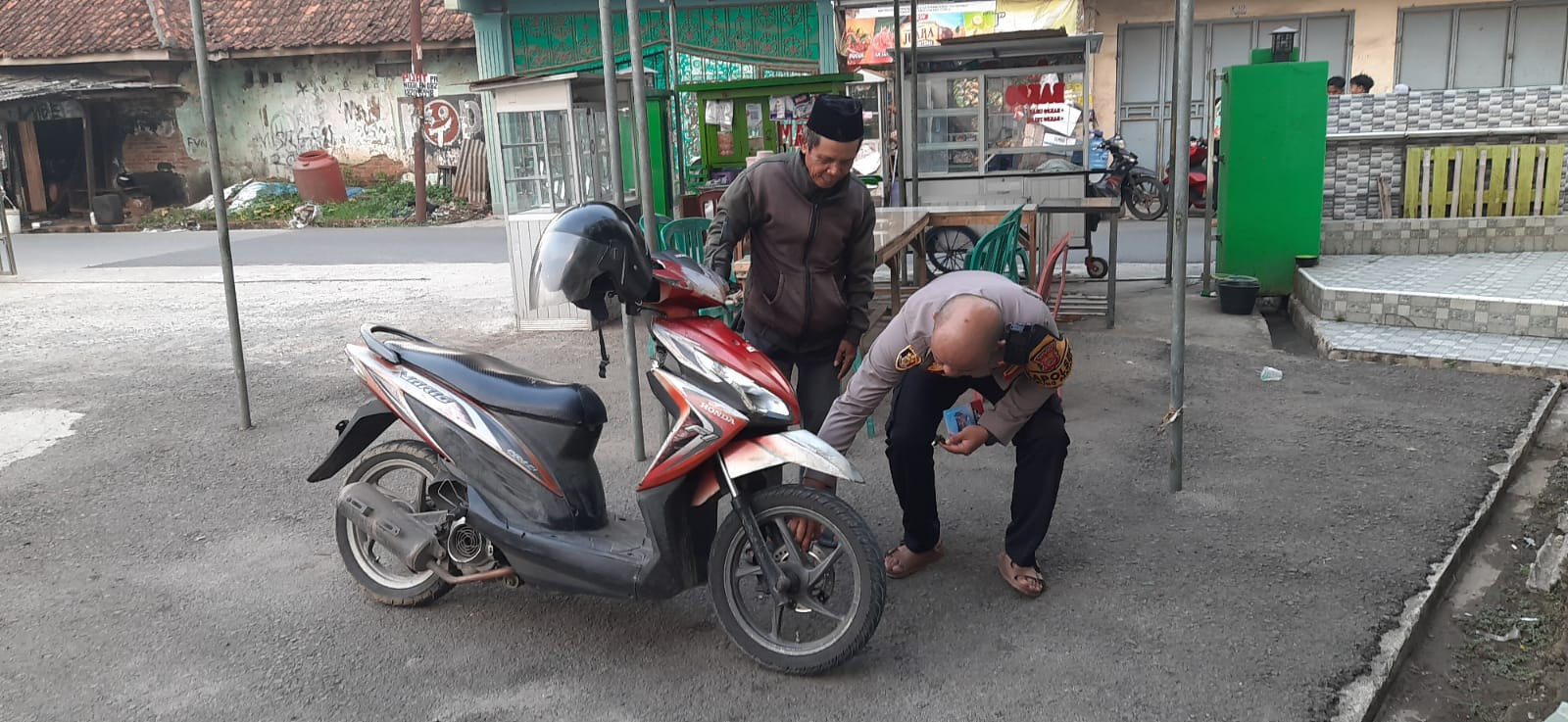 Polisi Bersama Masyarakat, Polsek Parung Panjang Sosialisasikan Pencegahan Curanmor dan Bagikan Kunci Ganda Gratis