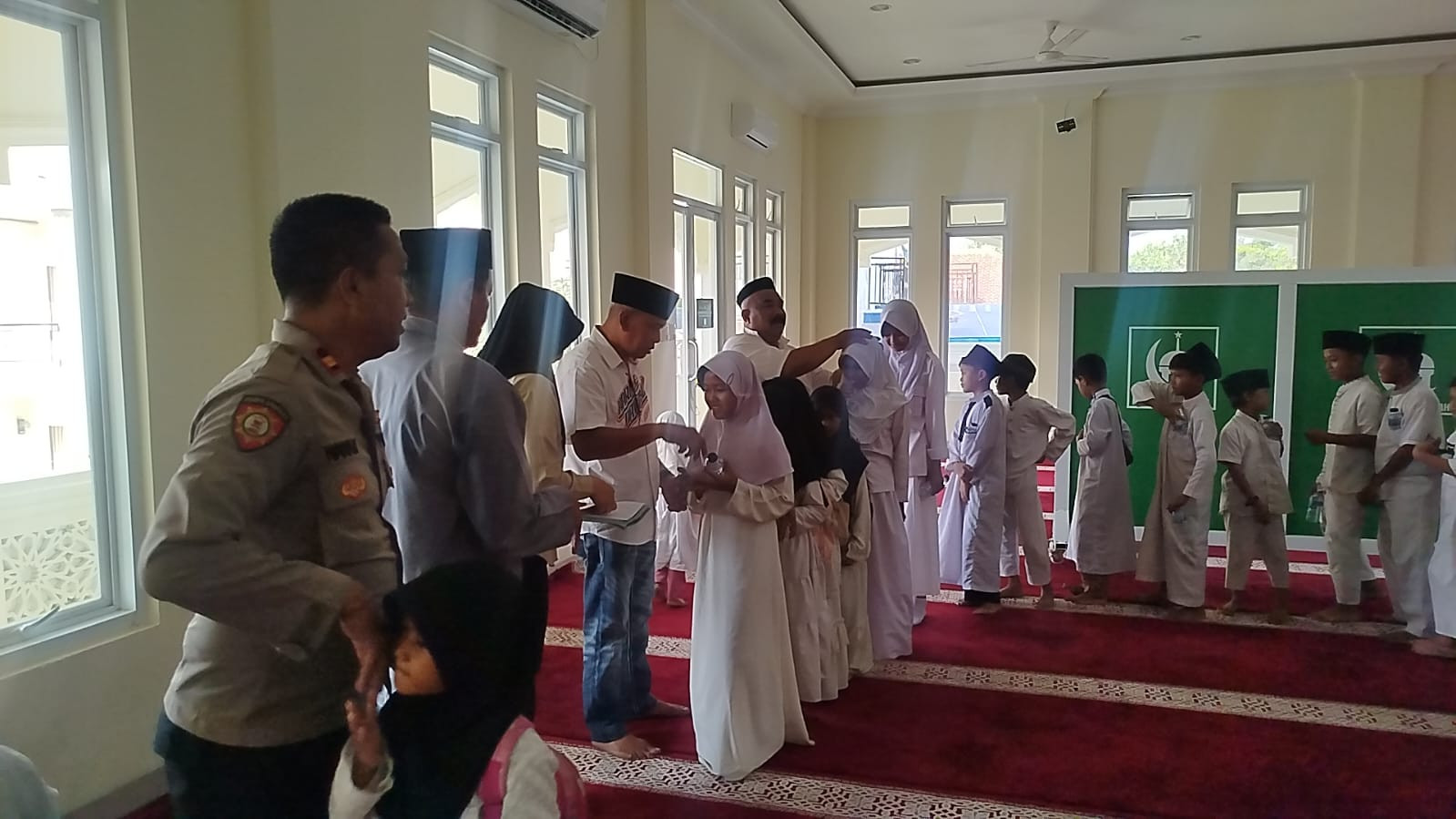 Bukan Sekadar Pergantian Pimpinan, Polsek Pondok Gede Hadir Berbagi untuk Anak Yatim