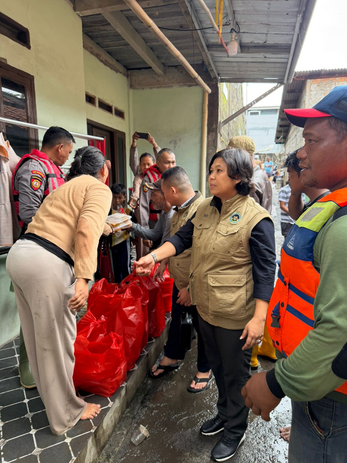 Polres Metro Bekasi Kota Terjunkan Personel dan Salurkan 500 Paket Makanan untuk Korban Banjir di Teluk Pucung