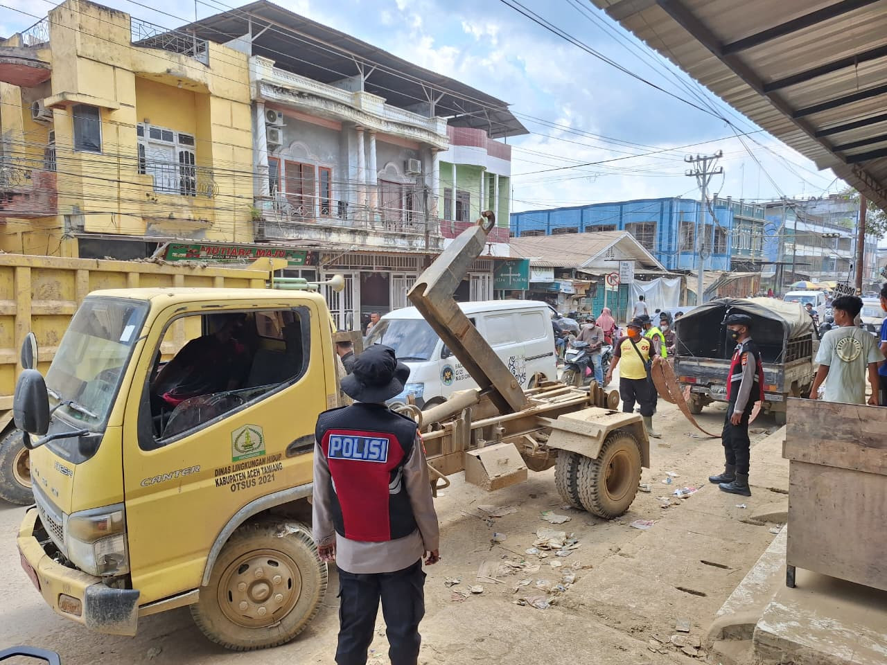 Dari Jalan Tergenang ke Bengkel Perbaikan, Polisi gunakan towing  Evakuasi Mobil Warga Pascabanjir