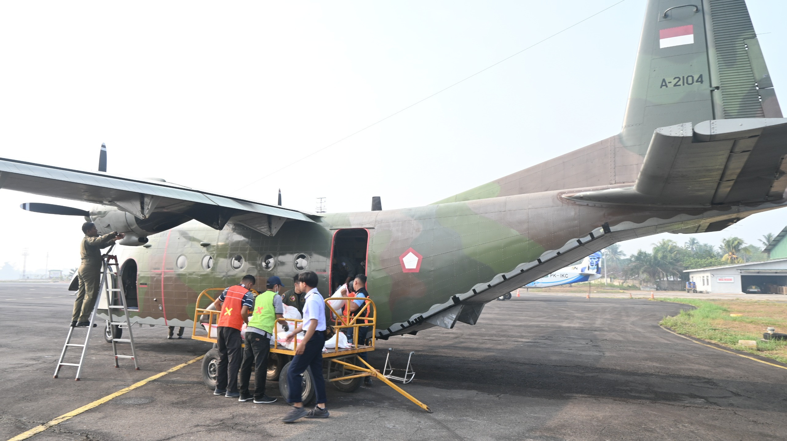 Intensifkan Modifikasi Cuaca di Palembang, Satgas Udara Tabur 10 Ton Bahan Semai