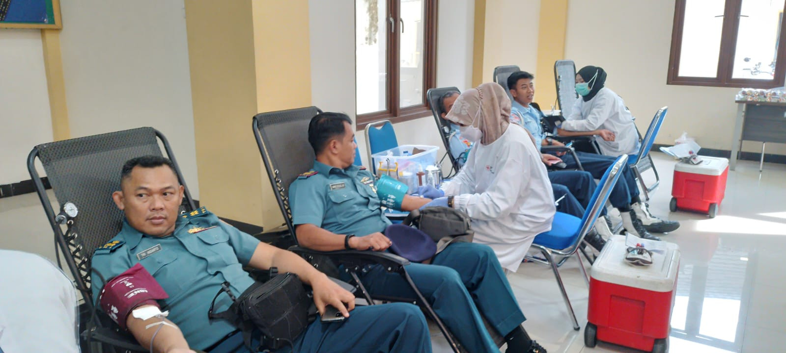 Komandan Beserta Prajurit Lanal Bandung Ikuti Donor Darah Dalam Rangka HUT Pom Corp Polisi Militer Angkatan Darat ke-77 Tahun 2023