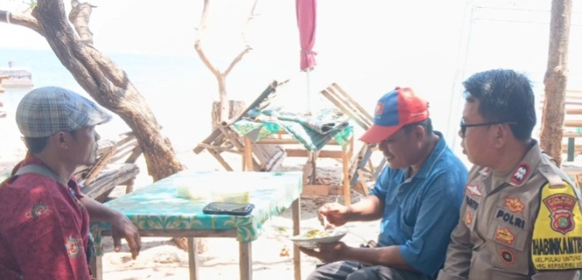 Bhabinkamtibmas Pulau Untung Jawa Sosialisasikan Layanan Polisi 110 kepada Warga