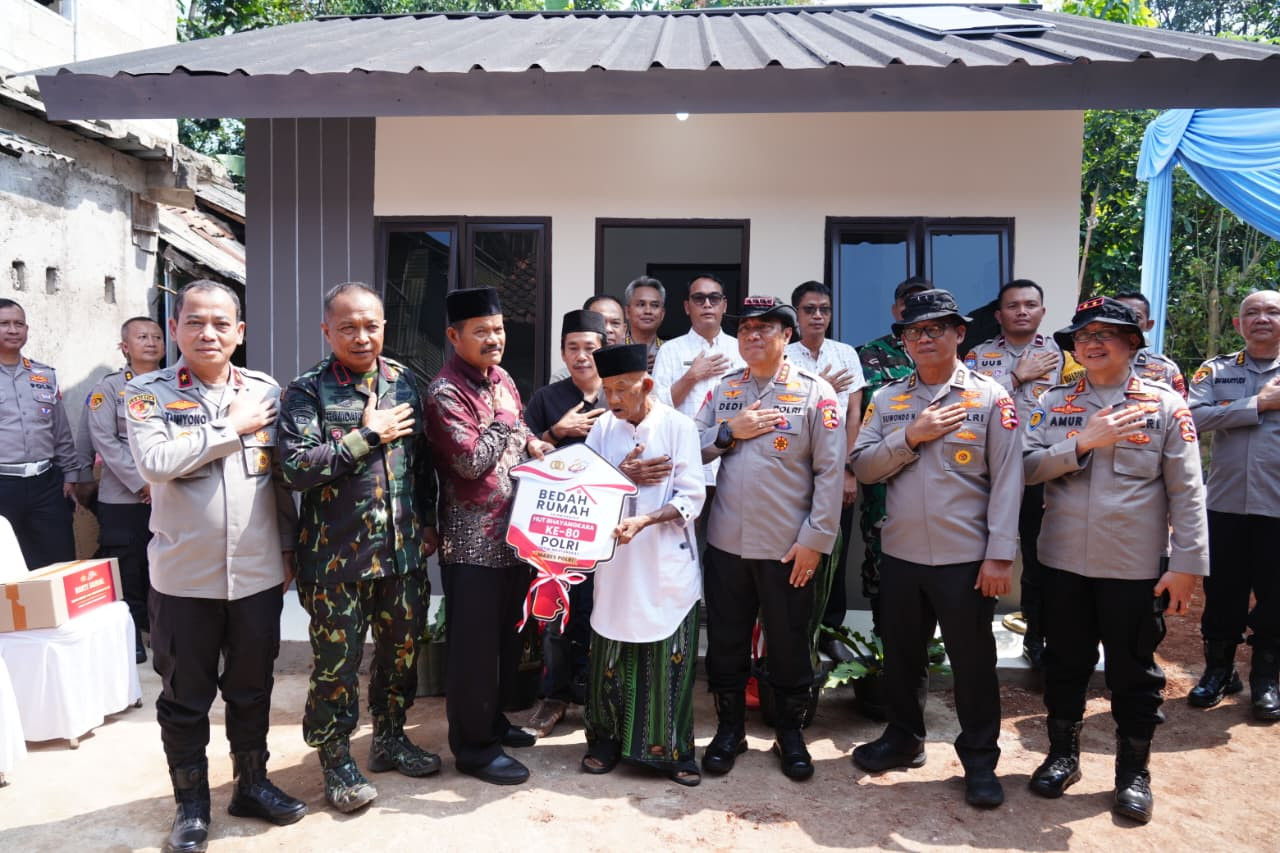 Sambut Hari Bhayangkara ke-80, Polri Bedah 80 Rumah Layak Huni, Bapak Usin (85) Kini Miliki Rumah Baru Berpanel Surya