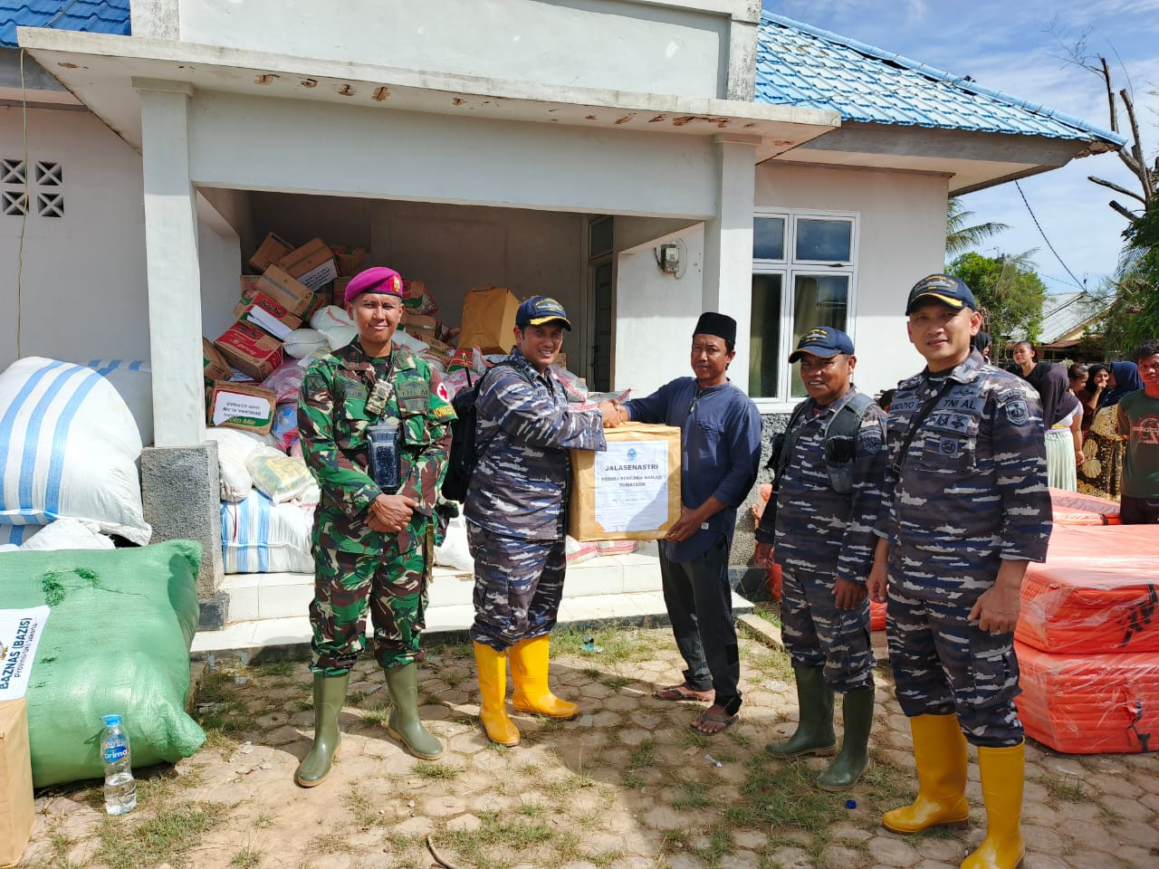 Prajurit Kodaeral I Bersama Lanal Lhokseumawe Laksanakan Debarkasi Bantauan Dari KRI SHS-990