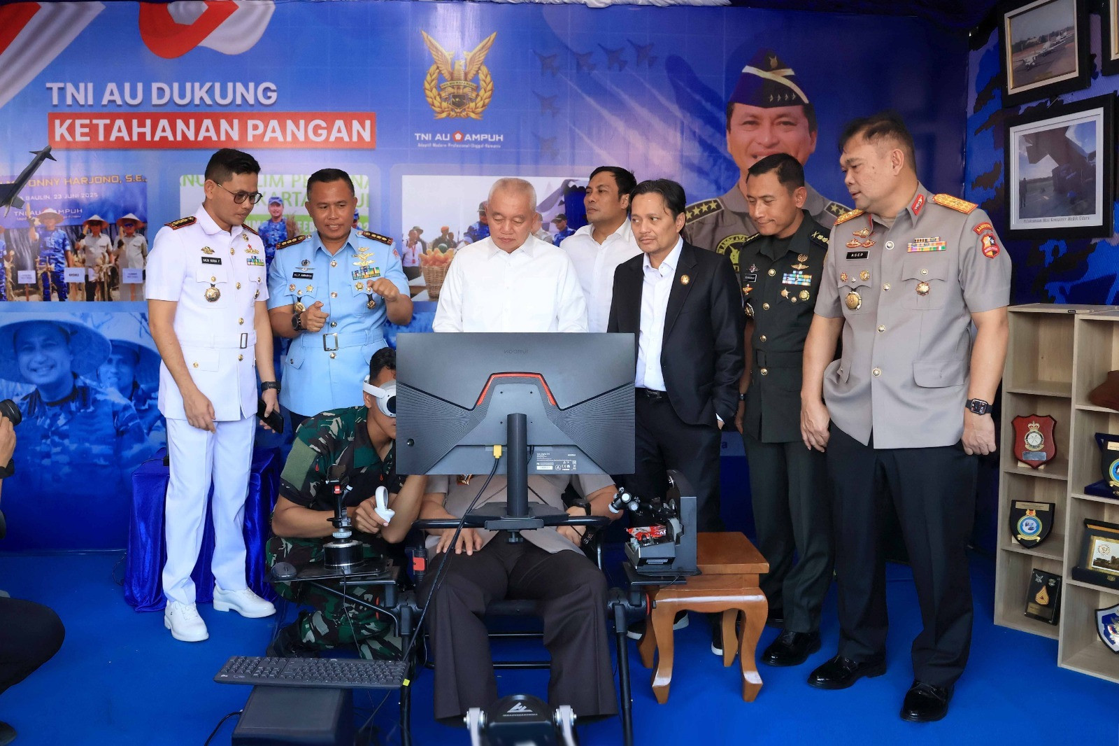 Terbang Dengan F-16, Gubernur Kalsel dan Forkopimda Rasakan Sensasi Dunia Tempur di Angkasa, Ramaikan Stand Lanud Sjamsudin Noor Kalsel Expo 2026