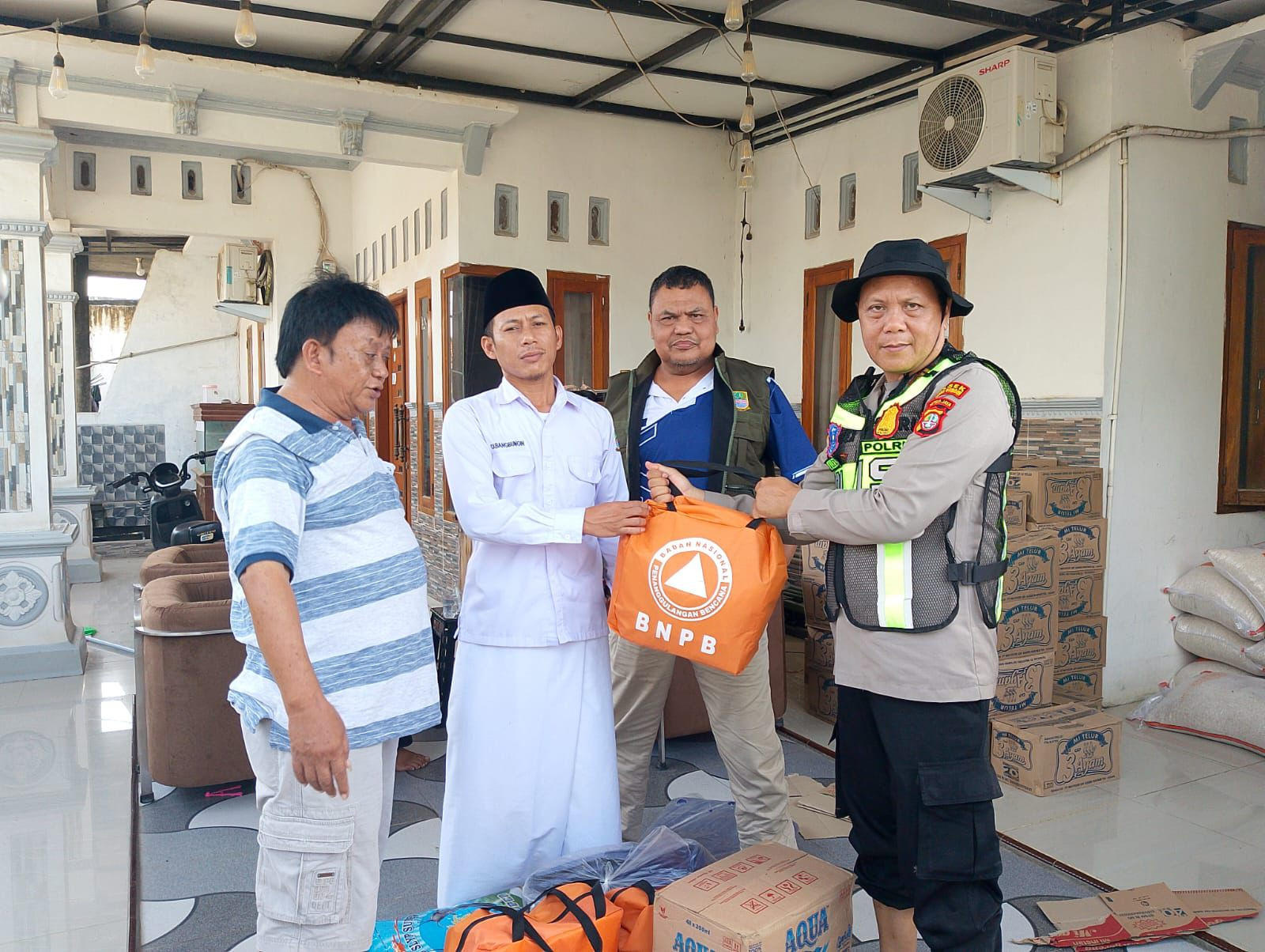 Polisi dan Pemda Salurkan Bantuan bagi Warga Terdampak Banjir di Bekasi