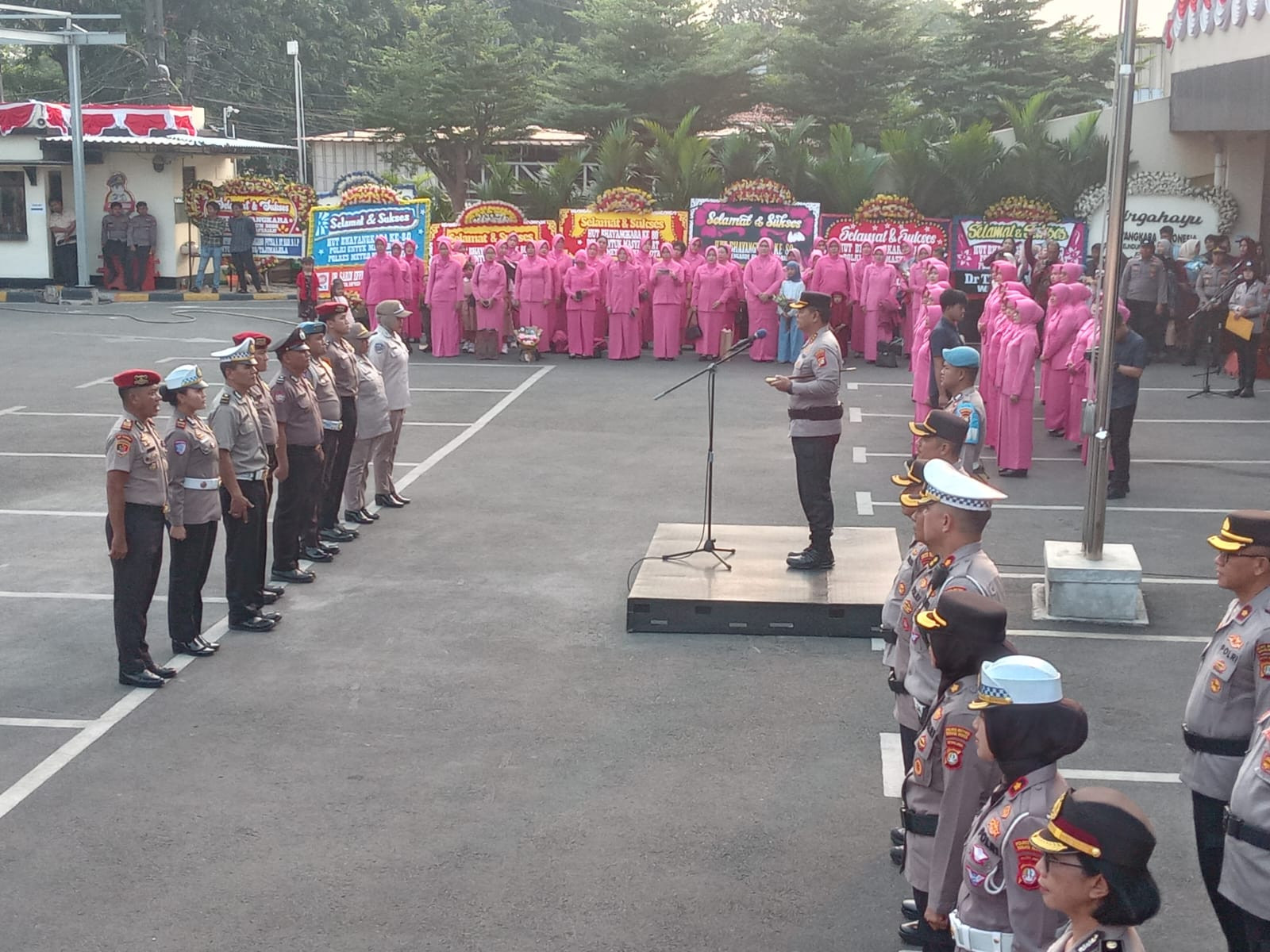 Kapolres Metro Bekasi Kota Pimpin Upacara Kenaikan Pangkat 72 Personel Polri dan 4 PNS