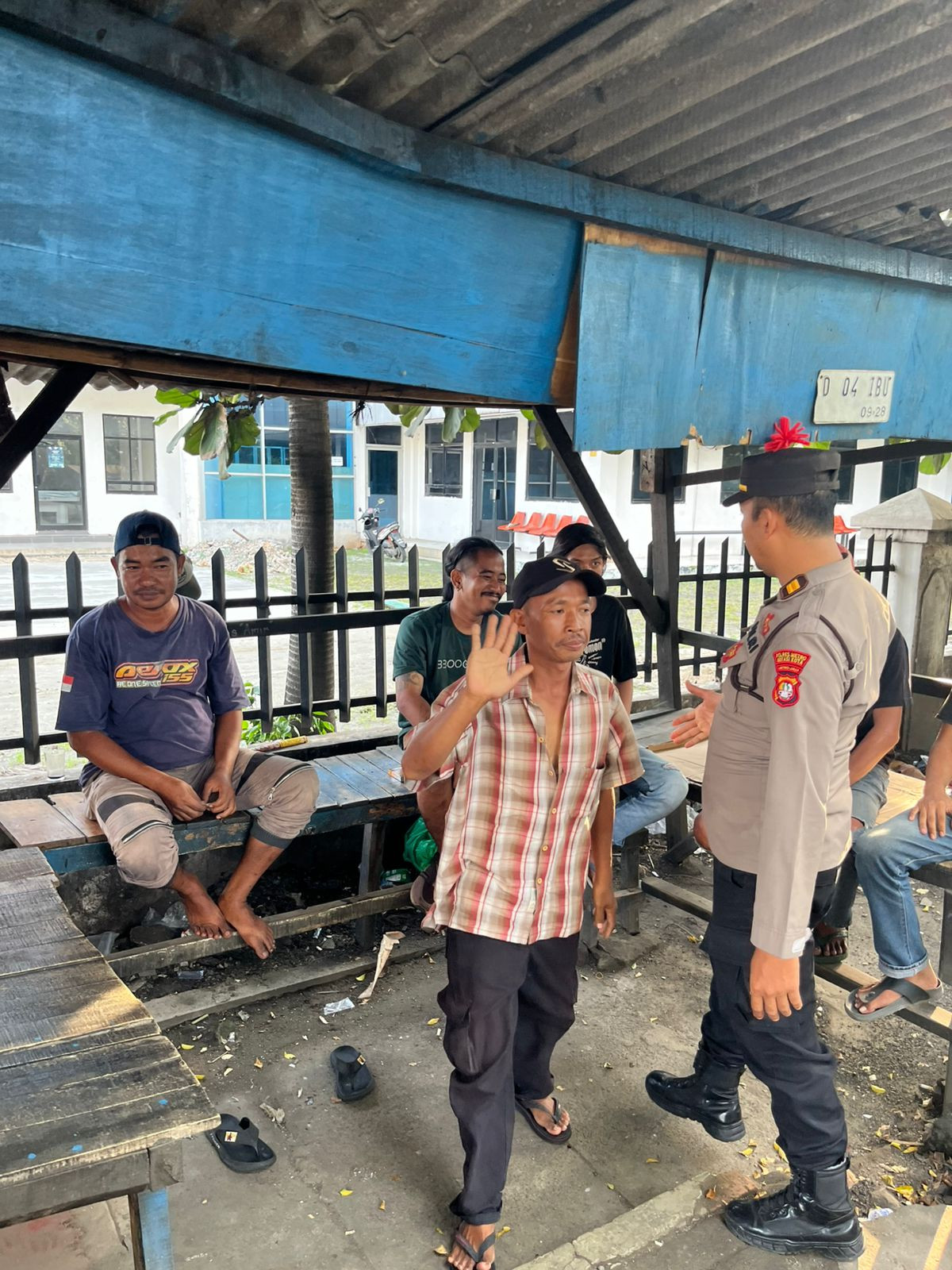 UNIT SAMAPTA POLSEK MEDAN SATRIA LAKSANAKAN PATROLI JALAN KAKI DIALOGIS ANTISIPASI GUANTIBMAS