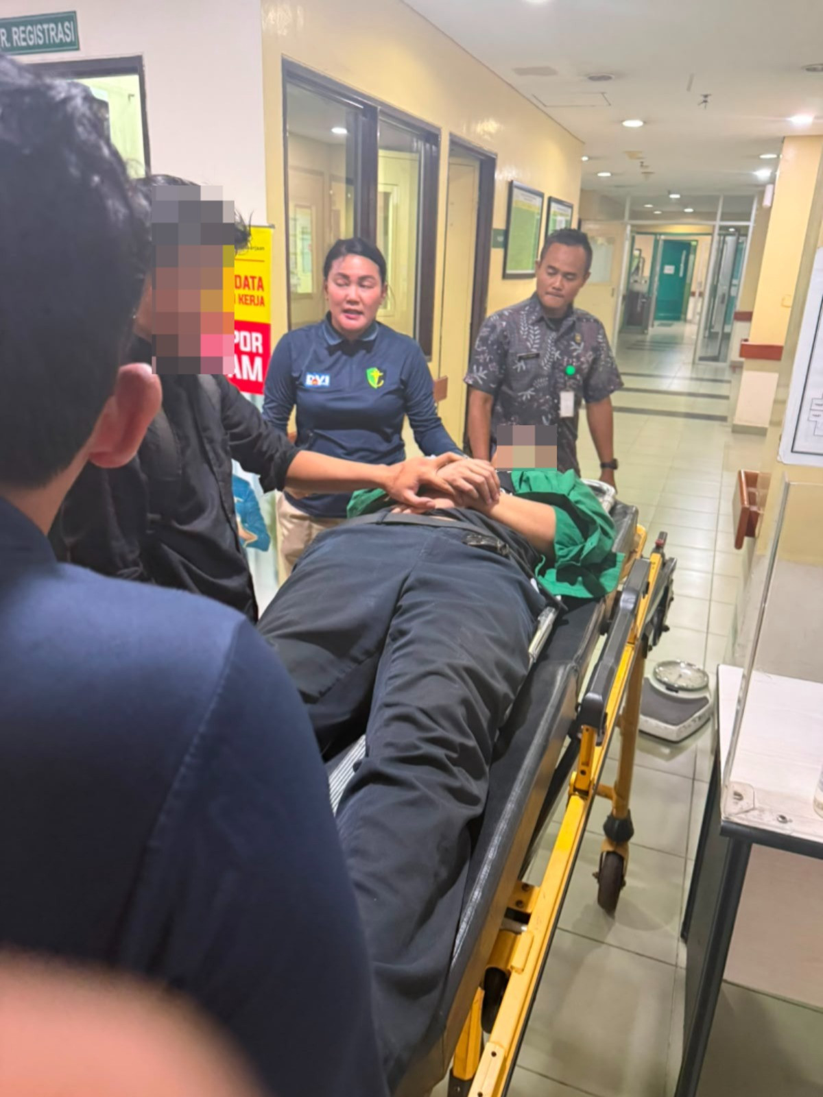 Tim Medis Polda Metro Jaya Sigap Evakuasi Mahasiswa yang Pingsan Saat Aksi