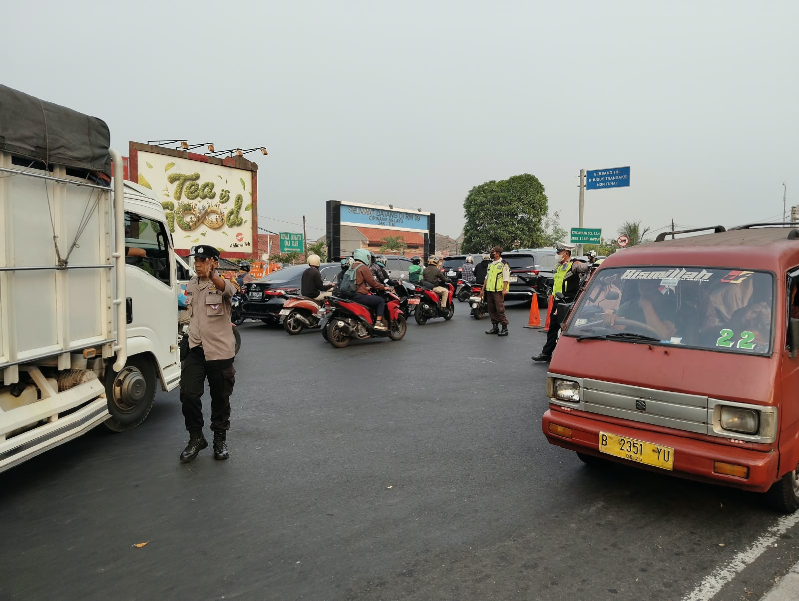 Polri Bersama Masyarakat, Personel Polsek Pondok Gede Hadir di Jalan Jaga Kelancaran Aktivitas Warga