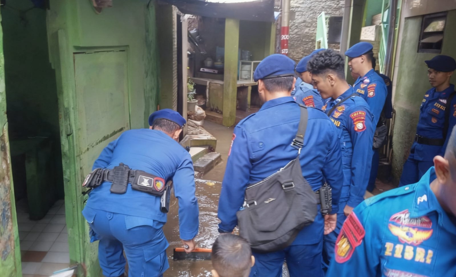Ditpolairud Polda Metro Jaya Bersama Satgas Bang Jasri Bersihkan Permukiman Terdampak Banjir di Kebon Pala