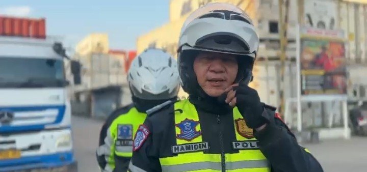 Respons Cepat 110, Satlantas Polres Metro Jakarta Utara dan Polsek Cilincing Atur Kemacetan Akibat Bongkar Muat Kontainer