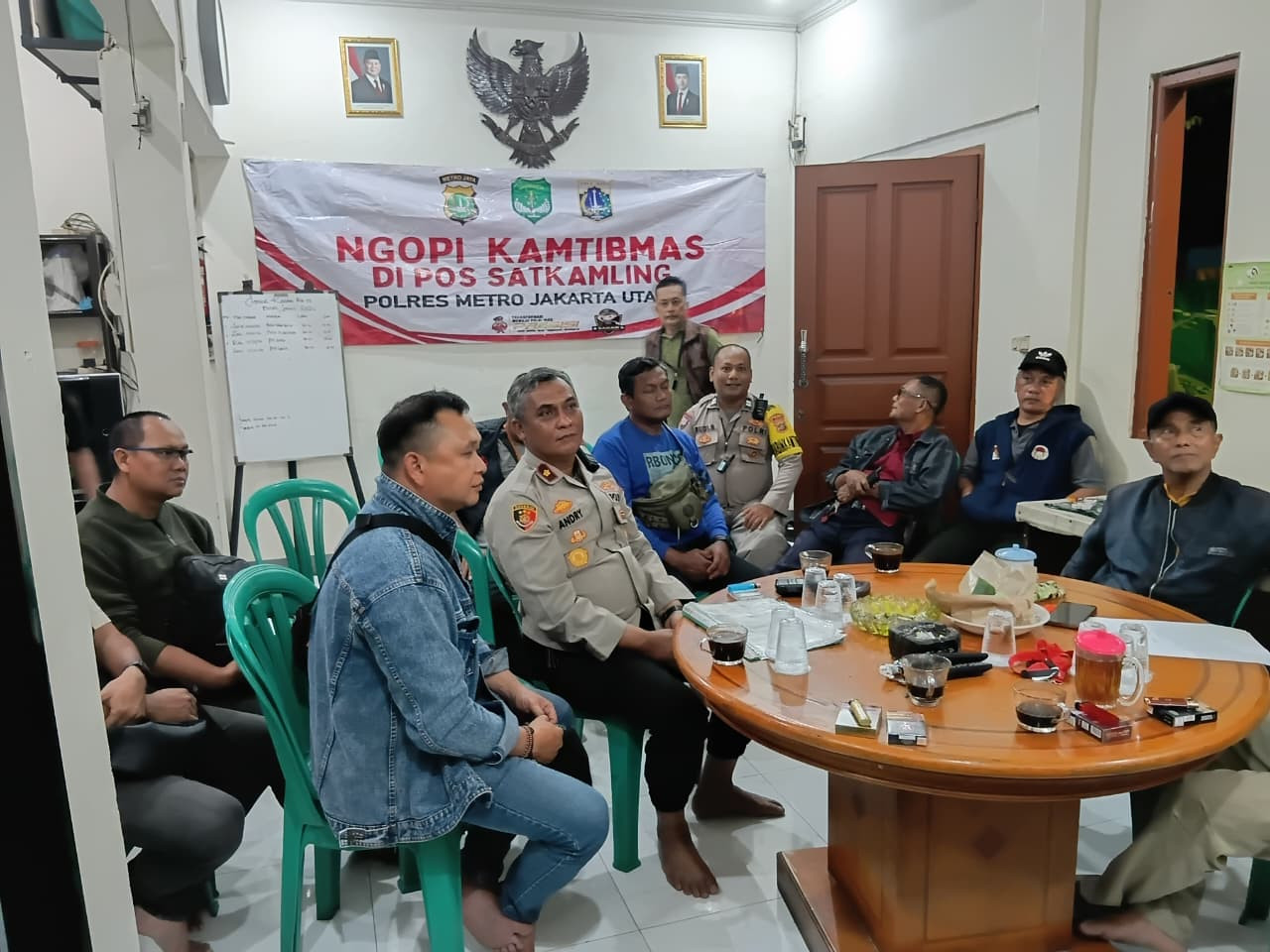 Kapolsek Koja Gelar Ngopi Kamtibmas di Tugu Utara, Ajak Warga Jaga Keamanan Lingkungan