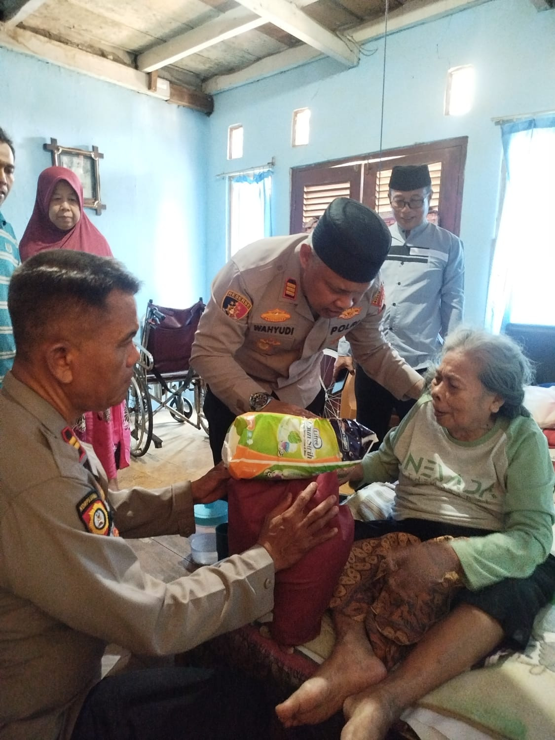 Empati Kepada Sesama, Kapolsek Pondok Gede Kunjungi Warga Sakit dan Lansia di Jaticempaka