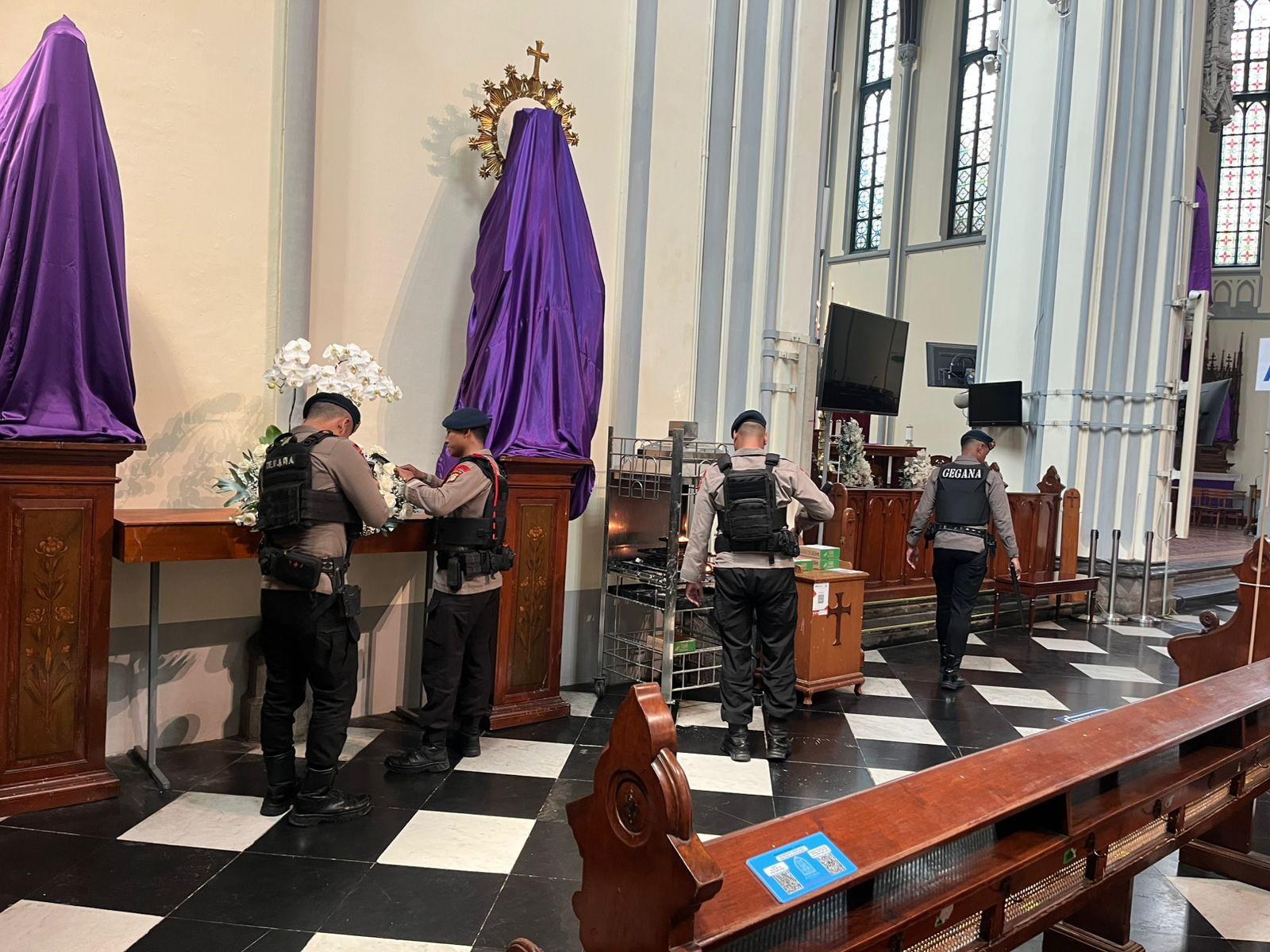 Brimob Polda Metro Sterilisasi Gereja Pastikan Paskah Aman