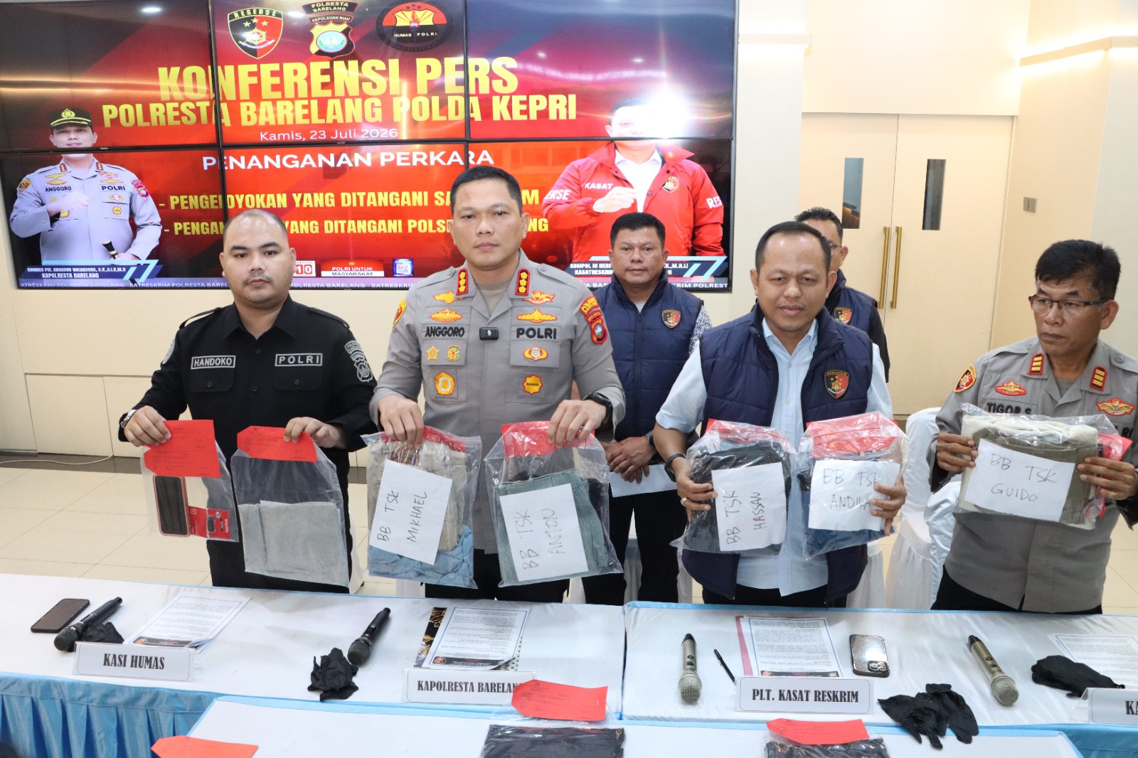 Kapolresta Barelang Pimpin Konferensi Pers Penanganan Kasus Pengeroyokan dan Penganiayaan yang Viral di Media Sosial