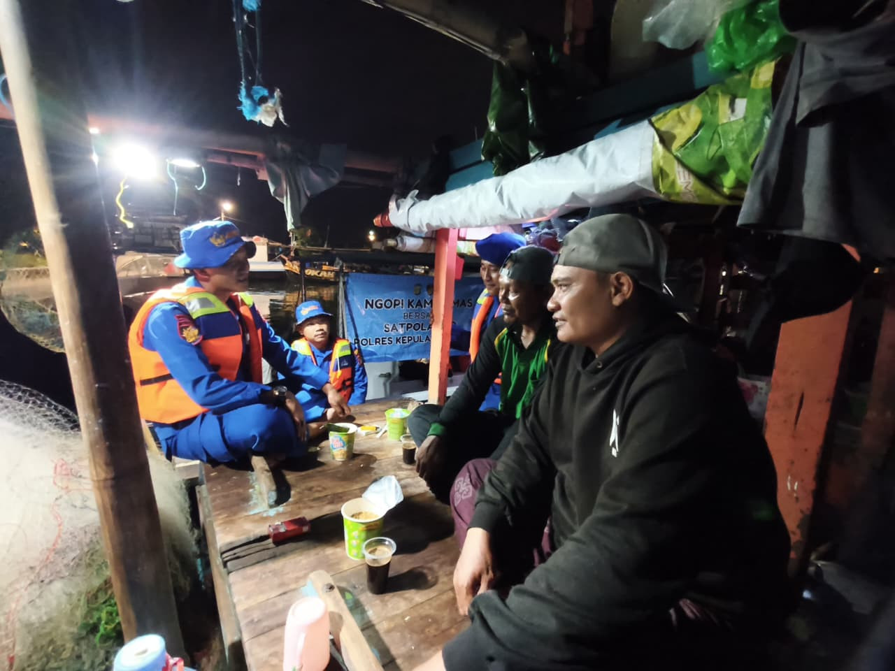 Patroli Satpolairud Polres Kepulauan Seribu Gelar Ngopi Kamtibmas Bersama Nelayan, Jaga Wilayah Tetap Aman Selama Liburan Wisatawan