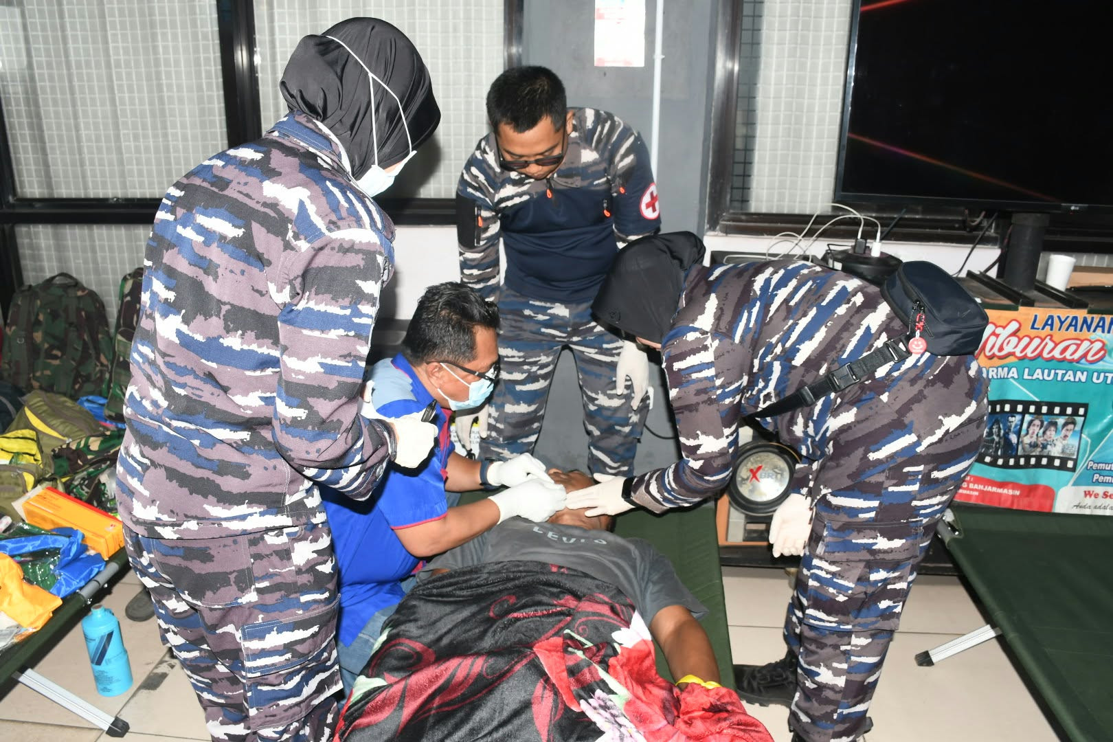 Lanal Banjarmasin Evakuasi 22 Korban KM Virgo Transport 8 di Muara Tabanio